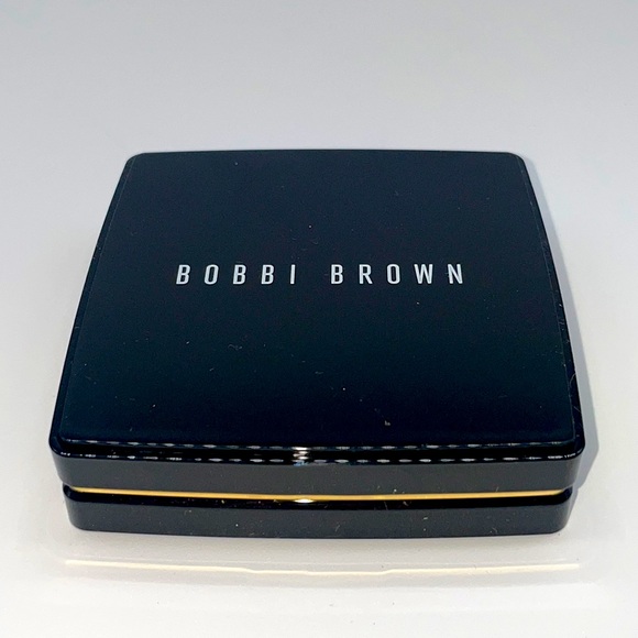 Bobbi Brown Sheer Finish Pressed Powder - 01 Pale Yellow - Picture 3 of 6